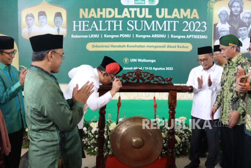 Prosesi pembukaan acara Nahdlatul Ulama (NU) Health Summit 2023, yang dihelat di Auditorium 2 Kampus III Gedung Tgk Ismail Ya’qub UIN Walisongo Semarang, Jawa Tengah, Jumat (11/8/2023).