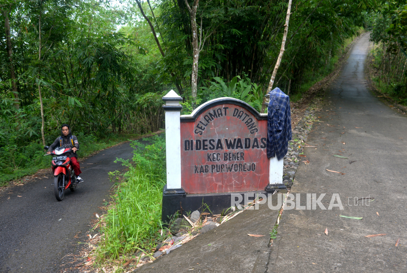 Warga beraktivitas di Desa Wadas, Purworejo, Jawa Tengah.