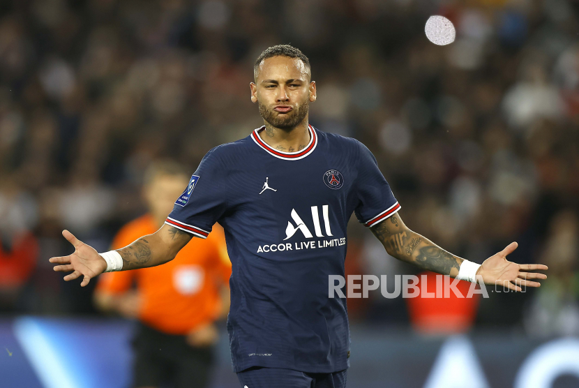  Pemain Paris Saint-Germain Neymar merayakan setelah mencetak gol penyama kedudukan 1-1 dari titik penalti pada pertandingan sepak bola Ligue 1 Prancis antara Paris Saint-Germain (PSG) dan Olympique Lyonnais di Paris, Prancis, 19 September 2021.