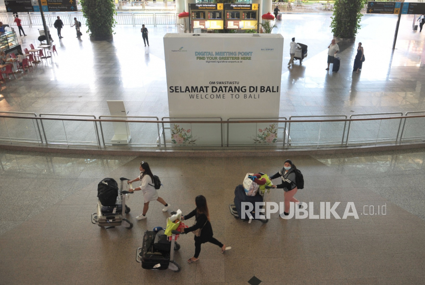 Bandara Ngurah Rai Buka Layanan Tes Cepat. Penumpang pesawat membawa barang bawaannya di Terminal Kedatangan Internasional Bandara Internasional I Gusti Ngurah Rai Bali.
