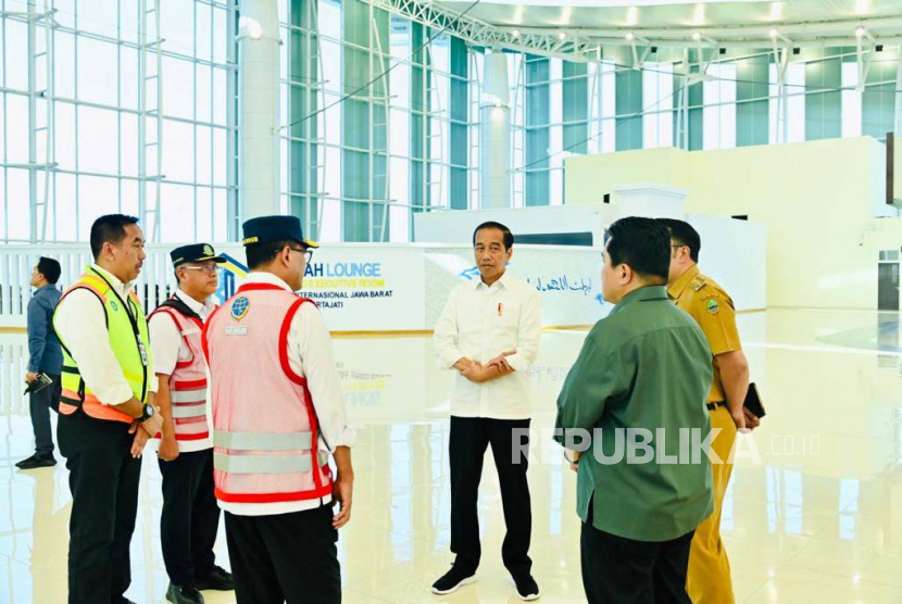 Presiden Jokowi saat meninjau kegiatan dan fasilitas di Bandara Internasional Kertajati di Jawa Barat, Selasa (11/7/2023).