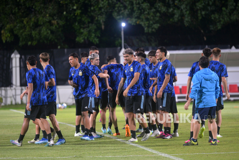 Pemain Timnas U17 Argentina saat mengikuti latihan.