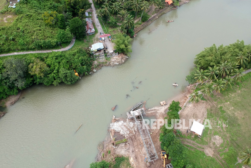 Foto udara jembatan Molintogupo yang rusak diterjang banjir bandang di Desa Alale, Kabupaten Bone Bolango, Gorontalo, Kamis (2/7/2020). Pembangunan penggantian jembatan Molintogupo yang menghubungkan Suwawa Selatan dan Suwawa Tengah tersebut mulai dikerjakan oleh Dinas PUPR dengan nilai kontrak Rp17,3 miliar. 