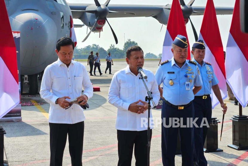 Wamenhan Letjen (Purn) Muhammad Herindra melakukan penyerahan pesawat Hercules C-130J-30 dari Kementerian Pertahanan kepada TNI AU di Lanud Halim Perdanakusuma, Jakarta Timur, Selasa (15/8/2023). 