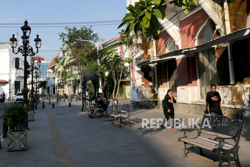 Warga berwisata di kawasan kota lama Semarang, Ahad (27/6). Di tengah melonjaknya angka kasus penularan Covid-19, kawasan wisata kota lama Semarang tetap dibuka. Namun, hanya dibatasi sampai jam 8 malam.