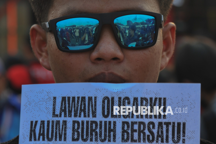 Massa dari berbagai elemen buruh dan masyarakat sipil menggelar aksi memperingati Hari Buruh Internasional di depan Gedung DPR RI, Senayan, Jakarta, Kamis (1/5/2025).  Aksi tersebut menyoroti berbagai persoalan yang dialami kelas pekerja seperti PHK secara sepihak, upah yang rendah, pelanggaran hak-hak terhadap buruh hingga penerapan sistem kerja outsourcing. Pada peringatan Hari Buruh Internasional ini, massa yang terbagung dalam aliansi Gerakan Buruh Bersama Rakyat (GEBRAK) menuntut pemerintah untuk memberlakukan upah layak nasional, mencabut UU omnibus lawa cipta kerja, menolak sistem kerja kontrak, outsourcing, lindungi buruh perempuan dan stop pelecehan seksual serta berlakukan daycare aman dan murah.
