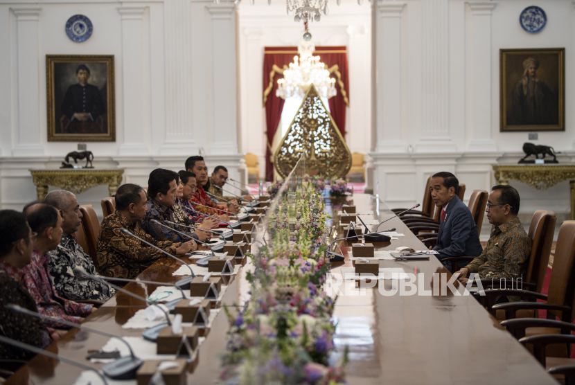 Presiden Joko Widodo (kedua kanan) didampingi Mensesneg Pratikno (kanan) menerima Ketua Umum PSSI periode 2023-2027 Erick Thohir (kelima kiri) didampingi Wakil Ketua Zainudin Amali (keempat kiri) dan Ratu Tisha (keenam kiri) beserta jajaran Exco di Istana Merdeka, Jakarta, Senin (20/2/2023). Dalam kesempatan itu Presiden Joko Widodo memberikan arahan kepada pengurus baru PSSI untuk membuat sebuah blueprint atau cetak biru persepakbolaan nasional secara jangka pendek, menengah hingga panjang. 