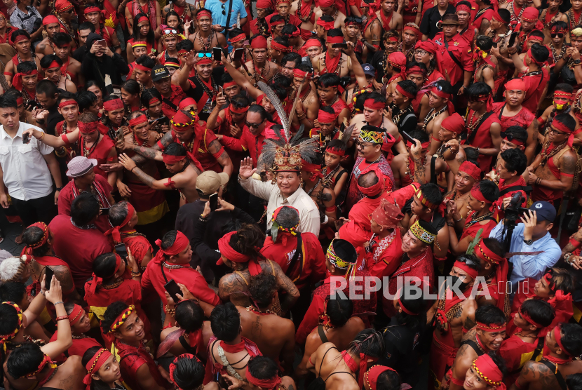 Calon Presiden nomor urut 2 Prabowo Subianto (tengah) melambaikan tangan saat warga suku Dayak yang tergabung dalam Pasukan Merah TBBR di Pontianak, Sabtu (20/1/2024).