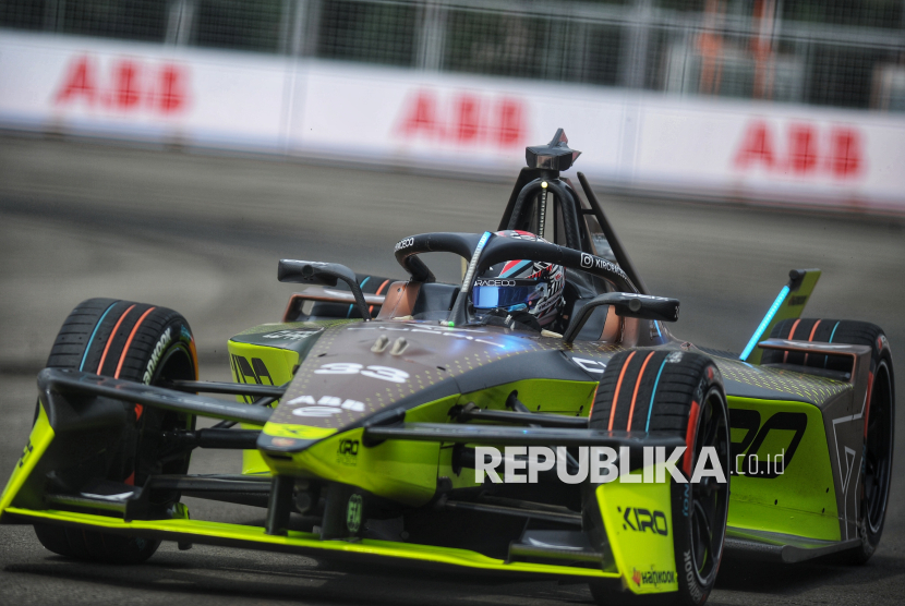 Pembalap formula E dari Cupira Kiro, Dan Ticktum berhasil meraih juara dalam ajang Sarinah Formula E Jakarta 2025 di Jakarta International ePrix Circuit, Ancol, Sabtu (21/6/2025) 