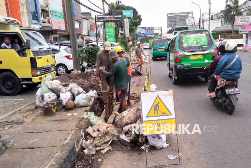 Aktivitas galian kabel di Kota Bandung, Selasa (10/12/2024)