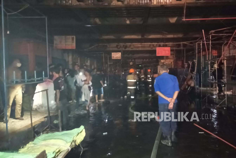 Petugas Dinas Kebakaran dan Penanggulangan Bencana (Diskar PB) Kota Bandung memadamkan api di blok B dan D Pasar Cimol Gedebage, Jumat (7/7/2023) malam. 