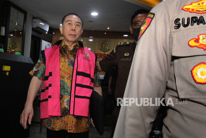 Terpidana kasus korupsi pengalihan hak tagih (cessie) Bank Bali Djoko Tjandra berjalan seusai menjalani pemeriksaan, di gedung Bundar Kompleks Gedung Kejakasaan Agung, Jakarta, Senin (31/8/2020). Djoko Tjandra diperiksa sebagai tersangka dalam kasus suap kepada oknum Jaksa Pinangki terkait kepengurusan permohonan peninjauan kembali (PK) dan pengurusan fatwa ke Mahkamah Agung (MA).