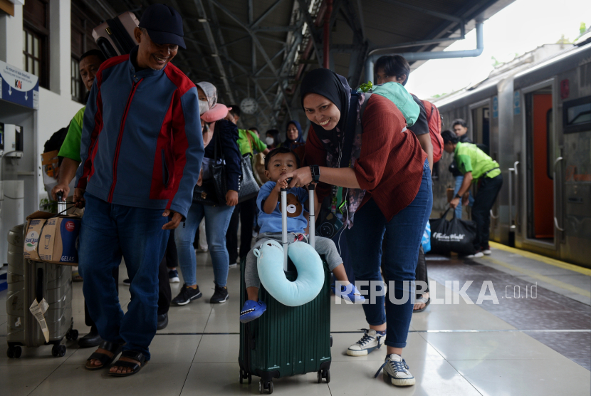 Penumpang kereta api tiba di Stasiun Pasar Senen, Jakarta, Selasa (2/1/2024).