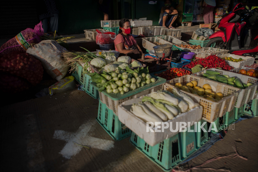 Sejumlah pedagang menerapkan jarak fisik saat berjualan di Pasar Perumnas Klender, Jakarta, Selasa (16/6). Bank Indonesia merilis Hasil Survei Penjualan Eceran pada April 2020 yang mengindikasikan bahwa penjualan eceran menurun. 