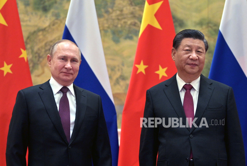  Presiden China Xi Jinping, kanan, dan Presiden Rusia Vladimir Putin. Rusia diduga telah meminta dukungan peralatan militer China sejak invasi 24 Februari ke Ukraina.