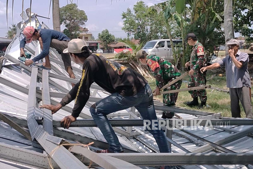 Aparat TNI melakukan perbaikan lapak pedagang yang mengalami kerusakan akibat pendaratan helikopter, Selasa (7/11/2023). 