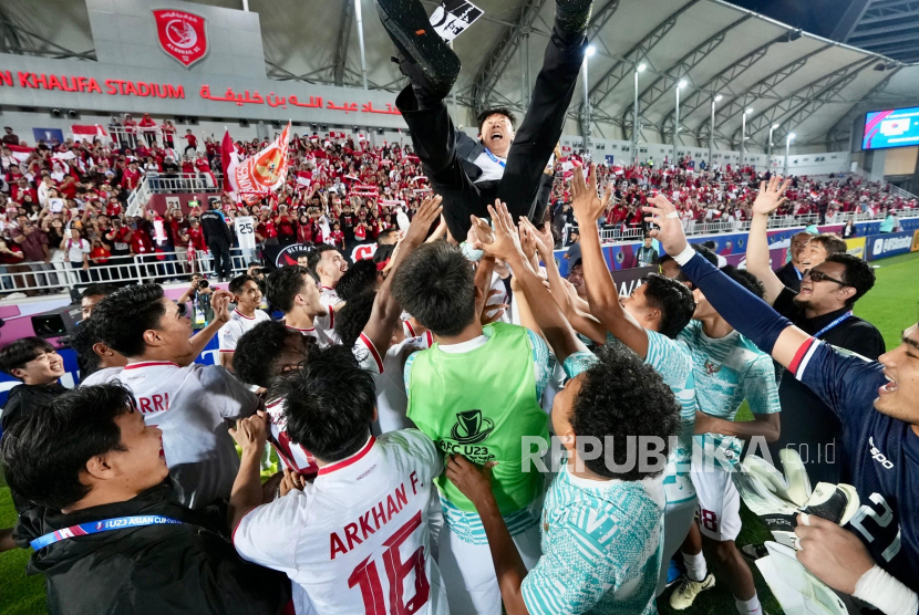 Pelatih Timnas U-23 Indonesia Shin Tae Yong dan para pemain melakukan selebrasi seusai mengalahkan Korsel pada babak perempat final Piala Asia U-23 2024.