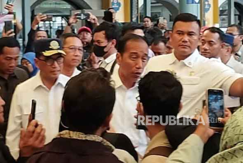 Presiden Jokowi usai meninjau arus mudik di Stasiun Pasar Senen, Jakarta, Senin (8/4/2024). Ia didampingi Menhub Budi Karya Sumadi.