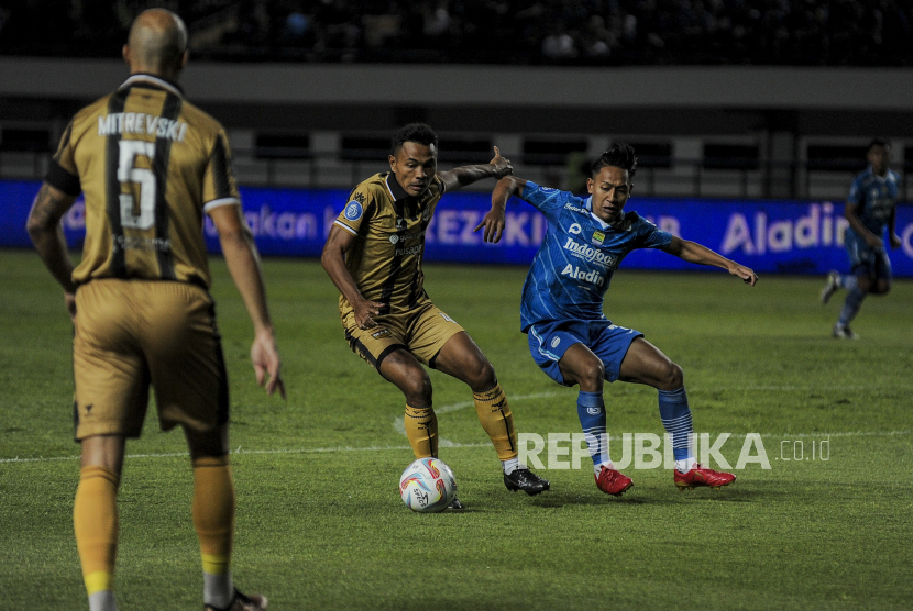 Laga Persib Bandung vs Dewa United pada pertemuan pertama BRI Liga 1 musim 2023/2024 (ilustrasi0. Dewa United menjamu Persib pada pertemuan kedua di Tangerang, Ahad (26/22/2023).