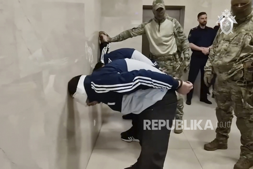 foto yang diambil dari video yang dirilis Komite Investigasi Rusia  tersangka penembakan Balai Kota Crocus pada hari Jumat, berdiri di dalam markas Komite Investigasi Rusia di Moskow, Rusia. Ahad (24/3/2024).