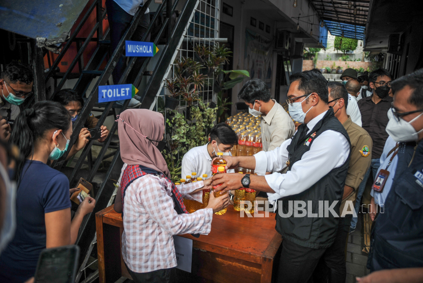 Gubernur Jawa Barat Ridwan Kamil memberikan minyak goreng murah kepada warga saat operasi pasar di Cipedes, Bandung, Jawa Barat, Senin (4/4/2022). Pemerintah Provinsi Jawa Barat menyediakan 3.000 liter minyak goreng murah seharga Rp14.000 per liter untuk di distribusikan di Kota Bandung. 