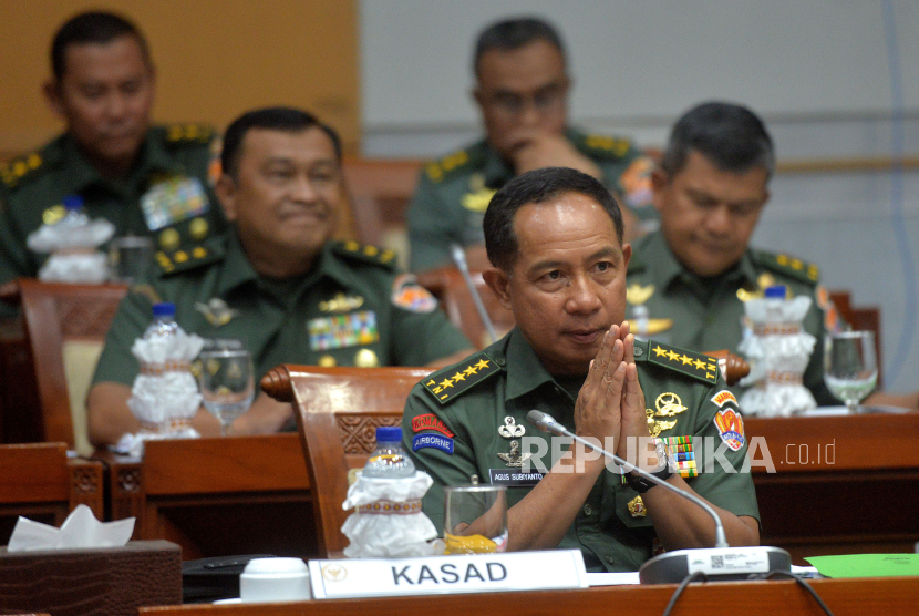 KSAD sekaligus calon Panglima TNI Jenderal Agus Subiyanto mengikuti rapat kerja bersama Komisi I DPR di Kompleks Parlemen, Senayan, Jakarta Pusat, Selasa (7/11/2023). 