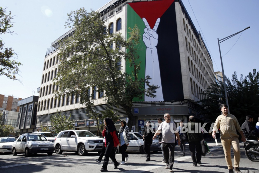 Bendera Palestina dikibarkan sebagai tanda mendukung Palestina.