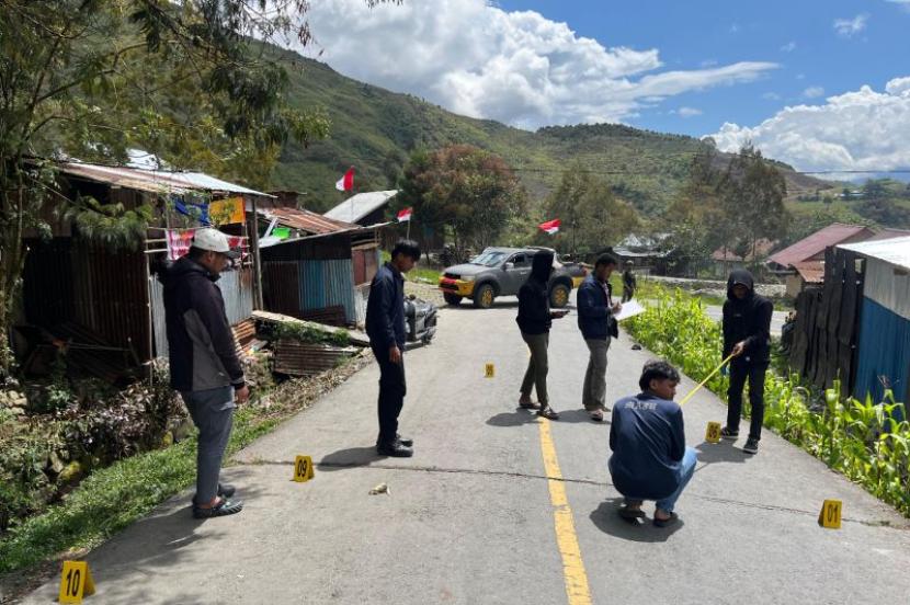 Satgas Damai Cartenz Rekonstruksi Penembakan Brigpol Ronal di Puncak Jaya