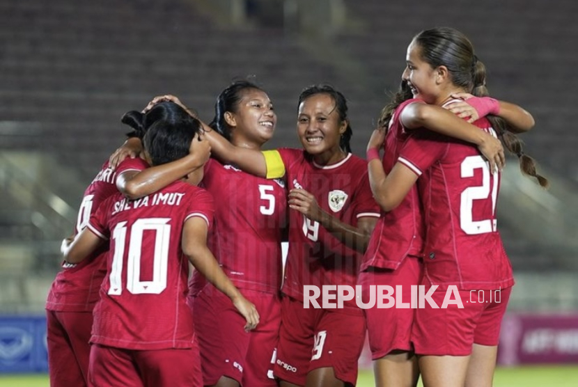 Pemain timnas putri Indonesia melakukan selebrasi seusai mencetak gol ke gawang Kamboja saat pertandingan final Piala AFF Wanita 2024 di New Laos National Stadium, Vientiane, Kamis (5/12/2024). Indonesia berhasil menjadi juara Piala AFF Wanita setelah mengalahkan Kamboja dengan skor 3-1. Gol Indonesia dicetak Reva Octaviani di menit ke-19 dan 57, serta Sydney Sari Hopper di menit ke-36. Satu gol Kamboja dicetak Hok Saody di menit ke-31.