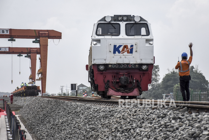 Petugas memindahkan batang rel kereta cepat saat kunjungan kerja Menko Marves dan Menhub di Depo PT KCIC Tegalluar, Kabupaten Bandung.
