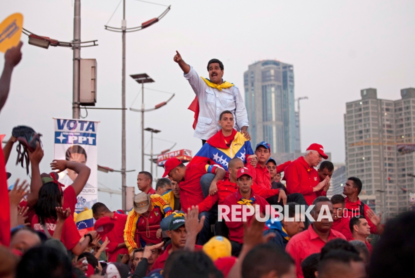Pelaksana tugas Presiden Venezuela Nicolas Maduro menyapa para pendukungnya saat tiba di Jalan Bolivar untuk rapat umum kampanye penutupnya di Caracas, Venezuela, 11 April 2013. 