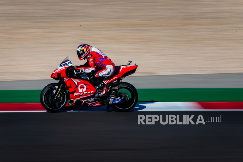 Pembalap Prancis tim Ducati Lenovo Johann Zarco, beraksi saat sesi pemanasan untuk Grand Prix Sepeda Motor Portugal di trek balap Algarve International di Portimao, Portugal selatan, 18 April 2021.