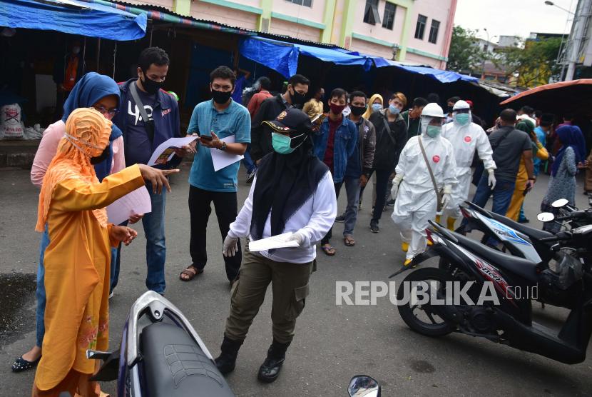 [Ilustrasi] Tes usap Covid-19 massal di Pasar Sukaramai, Kota Pekanbaru, Riau. Satuan Polisi Pamong Praja Kota Pekanbaru telah menerbitkan surat teguran tertulis pada 40 pelaku usaha, masyarakat, dan perorangan sejak awal Juni 2020.