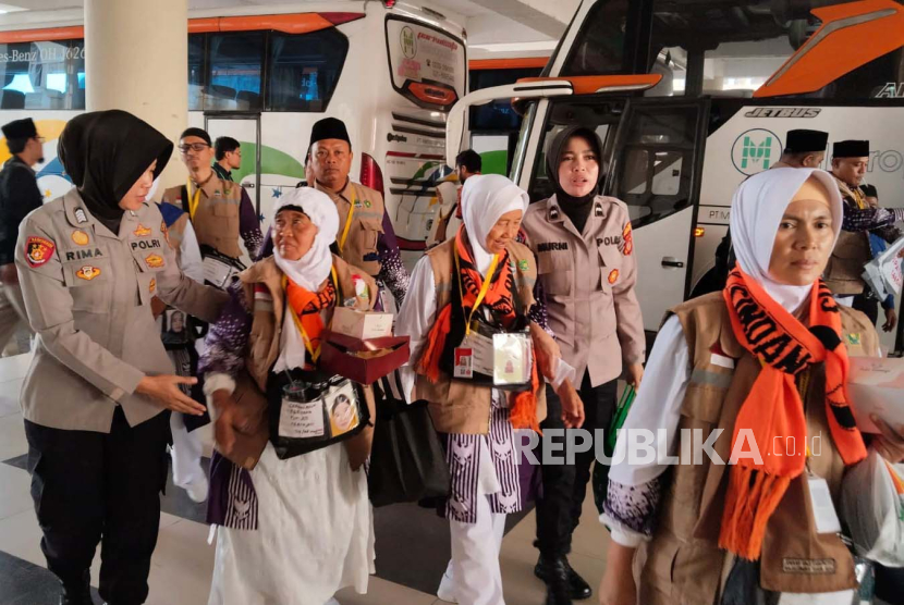 Polres Indramayu kembali melaksanakan pengamanan kedatangan calon jamaah haji di Asrama Haji Kabupaten Indramayu, Kamis (30/5/2024). 
