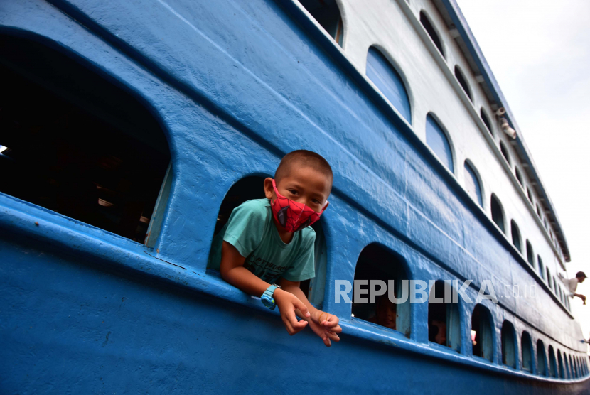 Seorang bocah mengenakan masker saat menaiki kapal kayu Jelatik di Pelabuhan Sungai Duku, Kota Pekanbaru, Riau, Kamis (11/6). (ilustrasi)