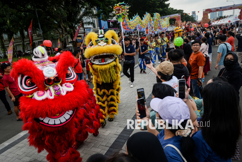 Atraksi Barongsai Semarakkan Festival Cap Go Meh di Tangerang