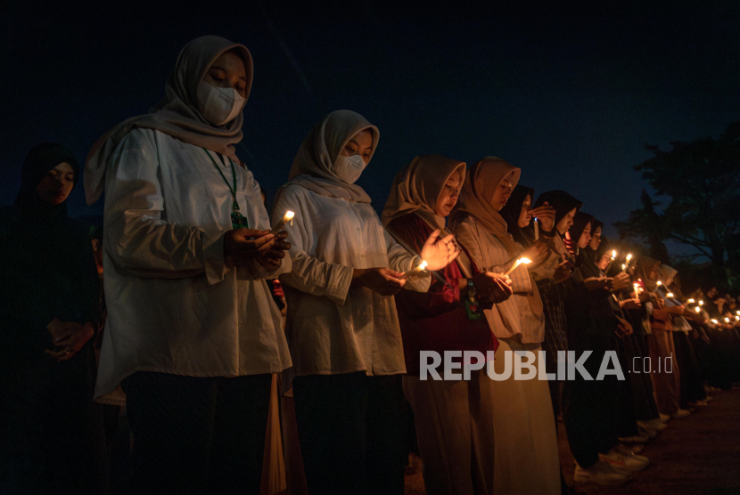 BEM FK Unair menyalakan lilin untuk memperingati kematian dokter ARL. Penetapan tersangka dalam kasus kematian Dokter ARL masih belum selesai.