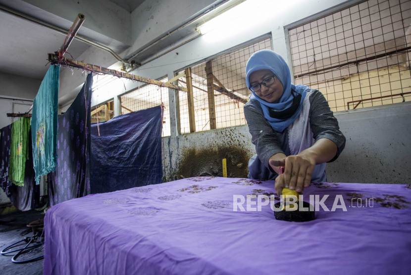 Perajin menyelesaikan pembuatan batik khas melayu motif Bakau Rezeki di Batam Center, Batam, Kepulauan Riau,  Jumat (23/10/2020). Dinas Koperasi setempat mencatat sebanyak 12.859 usaha mikro kecil dan menengah (UMKM) di Batam yang mendapatkan bantuan langsung tunai (BLT) sebesar Rp2,4 juta per UMKM dari Kementerian Koperasi dan UKM melalui program Pemulihan Ekonomi Nasional. 