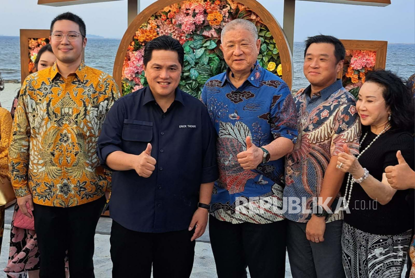 Menteri BUMN Erick Thohir menghadiri acara grand opening destinasi wisata kuliner tepi laut Aloha PIK di Pantai Pasir Putih Pantai Indah Kapuk (PIK) 2 di Tangerang, Banten, Selasa (8/8/2023).