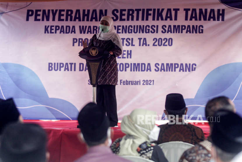 Gubernur Jawa Timur Khofifah Indar Parawansa memberikan sambutan seusai menyerahkan sertifikat tanah kepada penyungsi Syiah,  di Rusunawa Puspa Agro, Jemundo, Sidoarjo, Jawa Timur, Selasa (2/2/2021). Penyerahan sertifikat ini sebagai hak warga yang sebagai pengungsi dengan 8 tahun masih bertahan di rusunawa meskipun sudah berakhir perselisihan dan konflik antara warga Syiah dan Sunni setelah melakukan islah pada Tahun 2013 lalu.