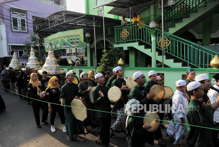 Warga mengikuti kirab sekaten di kawasan Pisangan Timur, Pulo Gadung, Jakarta Timur, Ahad (15/9/2024). Yayasan Al Khitoh Insani menggelar kegiatan kirab sekaten dalam rangka memperingati hari kelahiran Nabi Muhammad SAW atau Maulid Nabi yang diperingati setiap 12 Rabiul Awal tahun Hijriah. Kirab Sekanten dimaknai sebagian umat muslim sebagai metode penyebaran agama islam khususnya di Jawa Tengah pada era wali songo. Selain kirab Sekaten, yayasan tersebut juga menggelar kegiatan tausiah, tahlil, santunan anak yatim dan shalawatan yang diharapkan menjadi sarana untuk menghidupkan kembali semangat perjuangan islam sekaligus meneladani akhlak Rasulullah SAW, menjalin silaturahmi juga meningkatkan keimanan dan ketakwaan kepada Allah SWT.