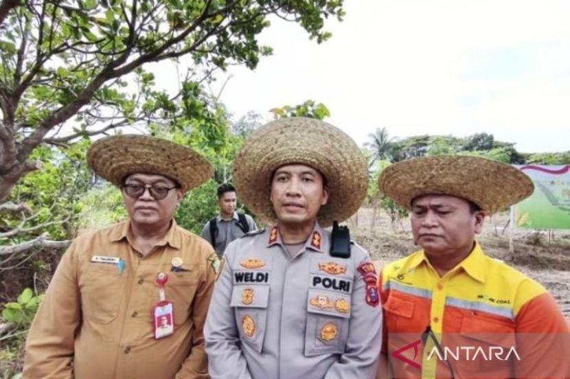 Polres Tapin Olah Lahan Tidur untuk Tanam Jagung Hibrida