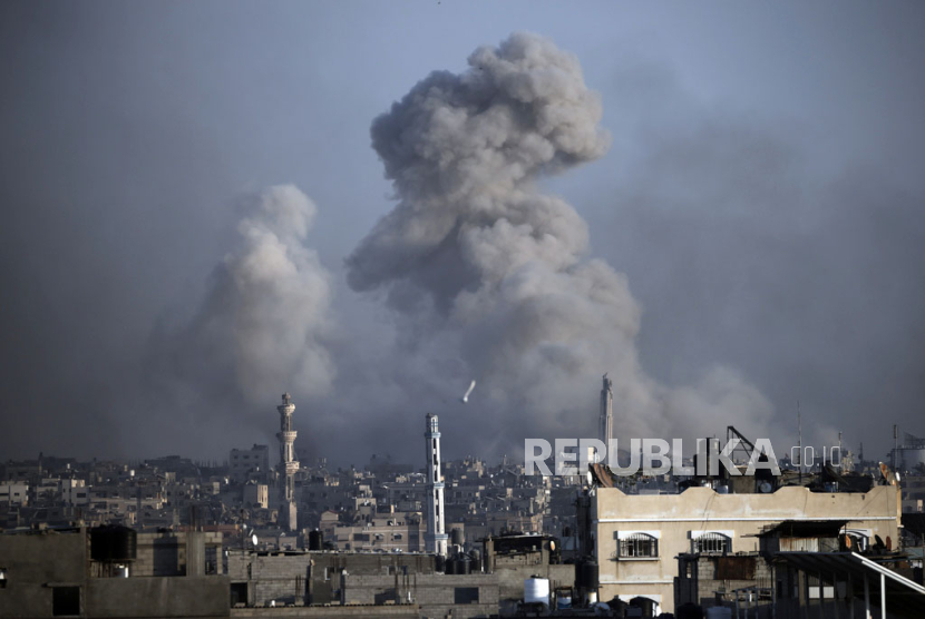 Asap membumbung tinggi setelah Israel mengebom Khan Younis, selatan Jalur Gaza, Rabu (17/1/2024).