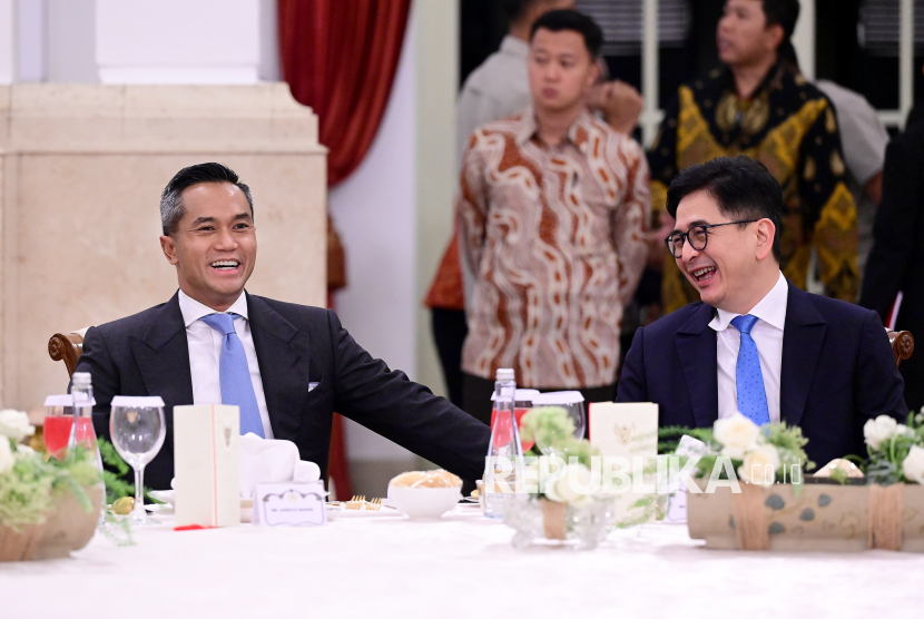 Arsjad Rasjid (kanan) dan Anindya Bakrie mendampingi Presiden Prabowo Subianto saat melakukan pertemuan dengan delegasi Japan-Indonesia Association di Istana Negara, Jakarta, Jumat (6/12/2024). 