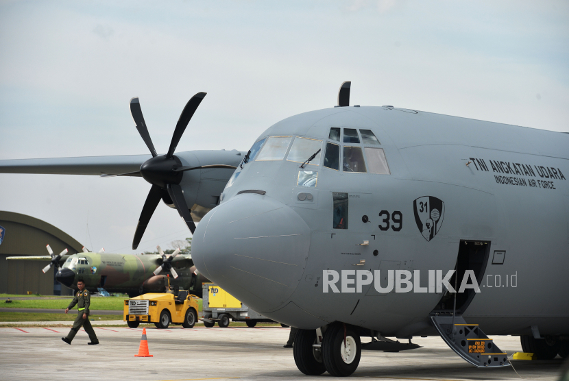Pesawat C-130J Super Hercules yang didatangkan TNI Angkatan Udara tiba di  Lanud Halim Perdanakusuma, Jakarta Timur, Senin (6/3/2023). Indonesia akan kedatangan lima pesawat C-130J Super Hercules secara bertahap. Kedatangan pesawat itu merupakan kerja sama antara Indonesia dan AS. 