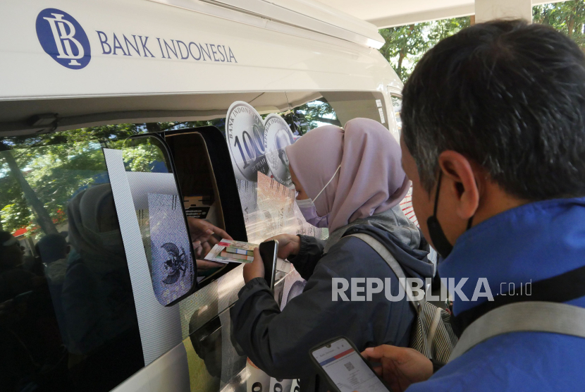 Warga antre menukar uang di layanan kas keliling Bank Indonesia (BI).