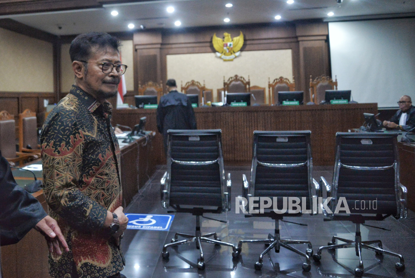 Terdakwa kasus dugaan pemerasan dan gratifikasi di Kementerian Pertanian Syahrul Yasin Limpo (SYL) bersiap untuk menjalani sidang dengan agenda pembacaan putusan di Pengadilan Tipikor, Jakarta, Kamis (11/7/2024). Majelis Hakim memvonis mantan Menteri Pertanian Syahrul Yasin Limpo dengan hukuman 10 tahun penjara dan denda Rp 300 juta subsider 4 bulan kurungan dalam tindak pidana pemerasan dan gratifikasi di lingkungan Kementerian Pertanian.