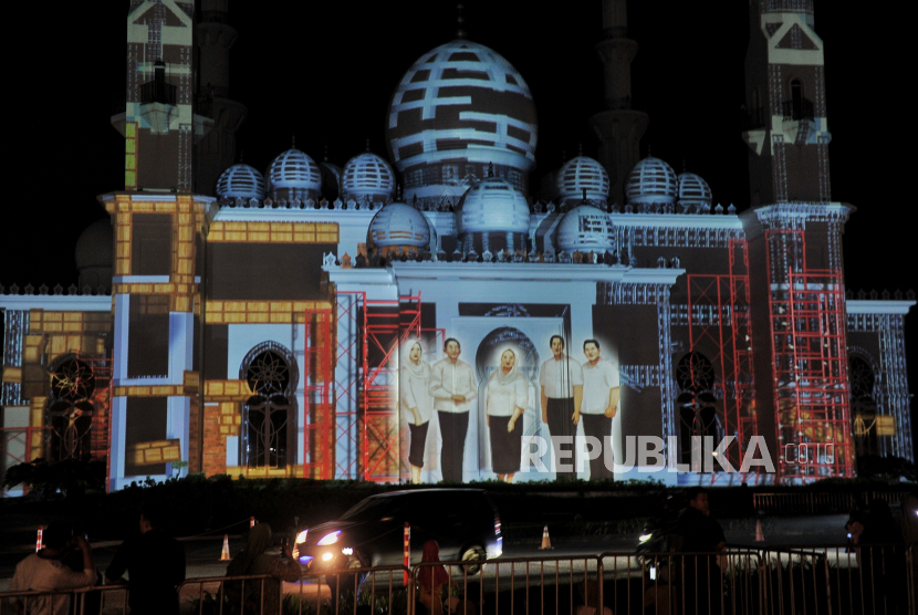 Pengunjung menyaksikan pertunjukan video mapping saat acara International Hijriah Food Festival di area Plaza Masjid At-Thohir, Depok, Jawa Barat. Rais Aam PBNU: Masjid Sumber Kekuatan Islam