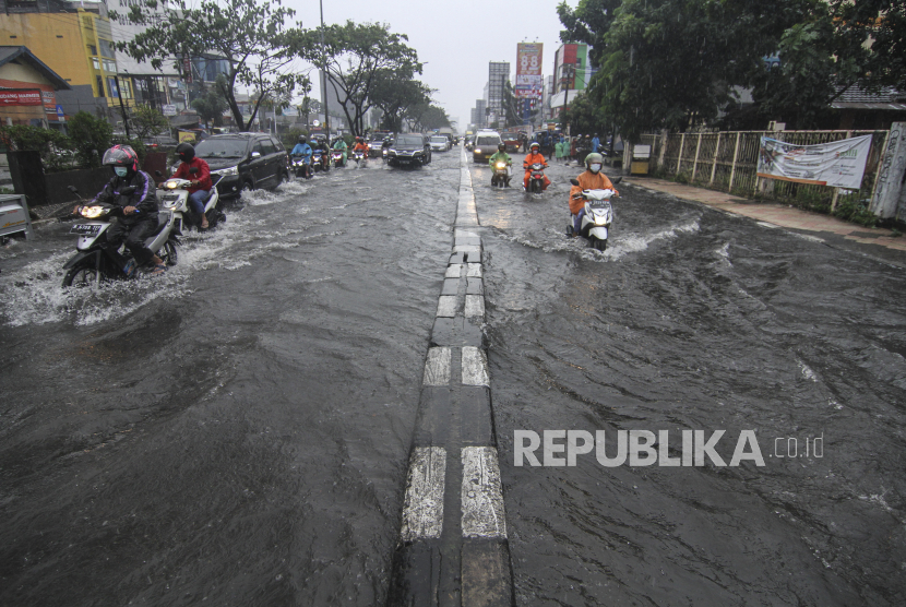 Sejumlah kendaraan melintasi genangan air di Jalan Margonda Raya, Depok, Jawa Barat. Penutup gorong-gorong di Jalan Margonda Raya diketahui kerap dicuri oleh pelaku yang belakangan ini akhirnya ditangkap. (ilustrasi)