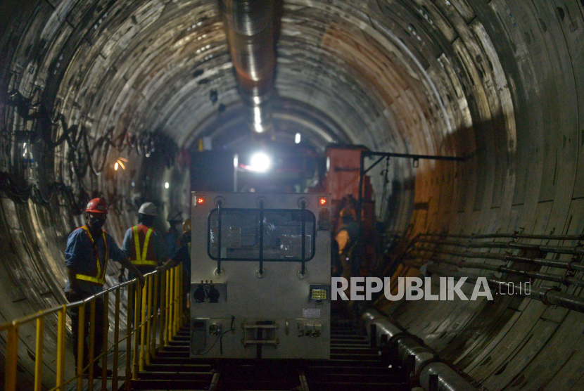 Sejumlah pekerja menyelesaikan pengerjaan konstruksi terowongan Mass Rapid Transit (MRT). Direktur Utama PT MRT Jakarta Tuhiyat menegaskan, Mass Rapid Transit (MRT) akan tetap dilanjutkan pembangunannya di Jakarta. Hal itu meski ibu kota negara pindah ke Kalimantan Timur.